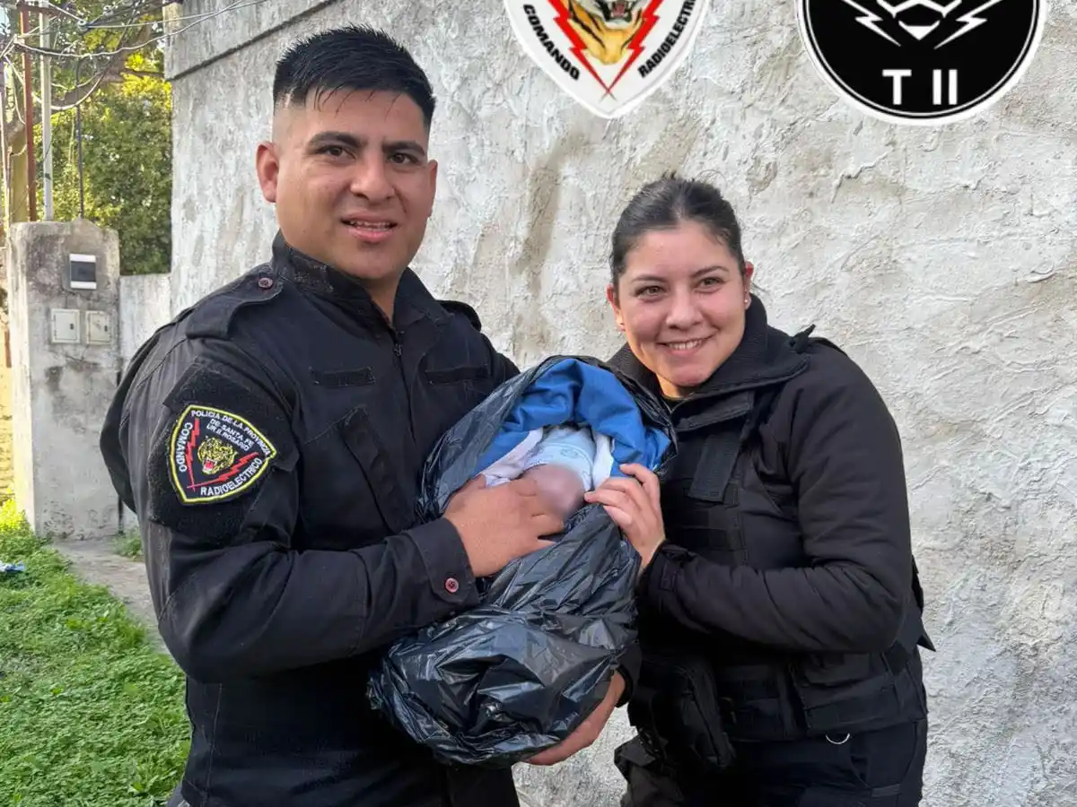 Dos policías ayudaron a una mujer embarazada a dar a luz en zona noroeste.