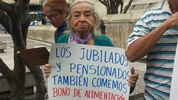 ECONOMISTAS LO EXPLICAN CON MANZANITAS: Maduro firmó el acta de defunción del salario en Venezuela