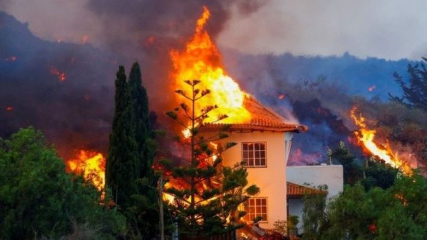 EL AVANCE DE LA LAVA ES MÁS LENTO: volcán de Canarias destruye 320 edificaciones y 153 hectáreas