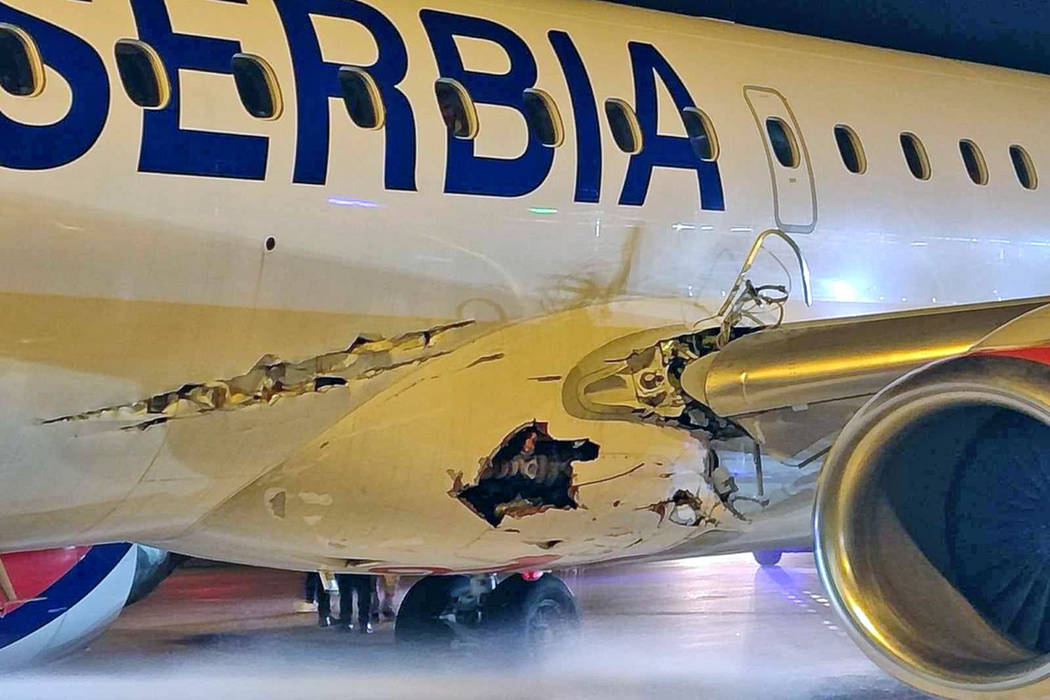 Embraer E195 en Serbia golpea antenas y equipos de iluminación durante el despegue: esto sabemos