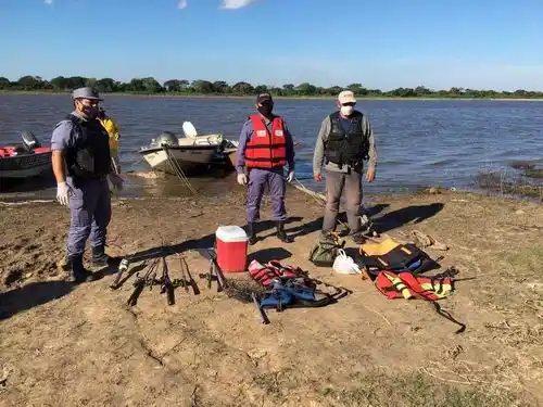 Pescadores del Paraguay se cruzaron al riacho Pikí Sirí y fueron demorados