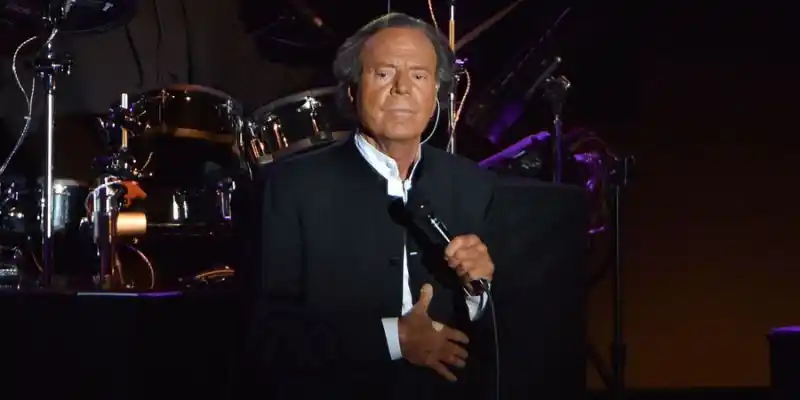 ¡Julio Iglesias se cayó de un puente!