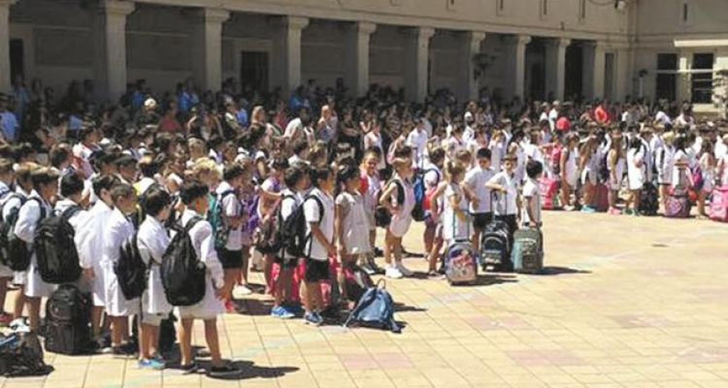 > Sin transporte escolar, comenzaron las clases