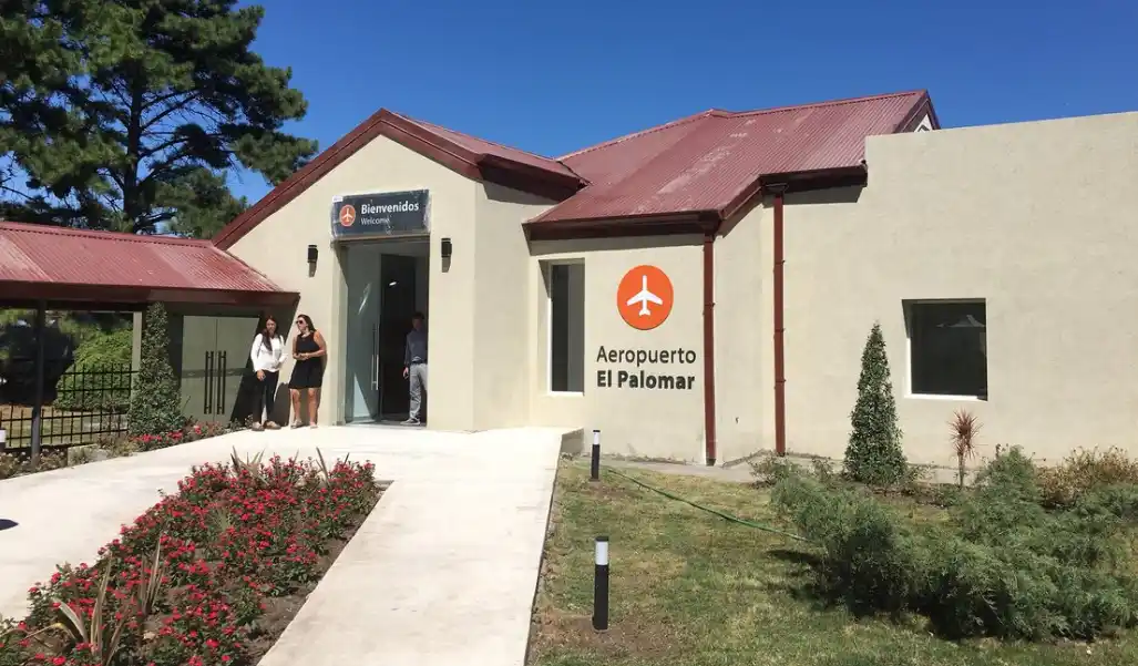 El desembarco de las low cost: Dietrich, Valenzuela y Tagliaferro recorrieron el aeropuerto El Palomar