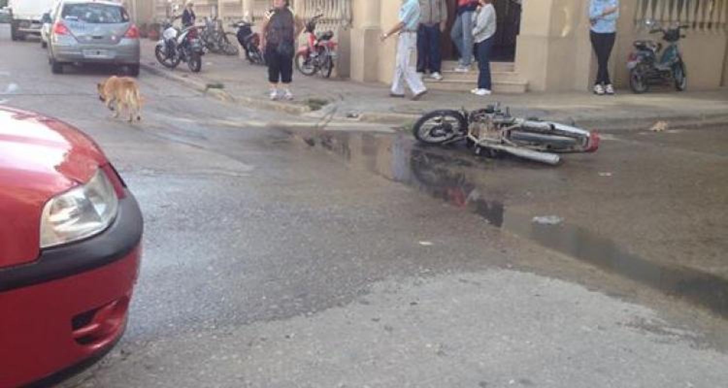 Motociclista hospitalizado tras accidente de tránsito