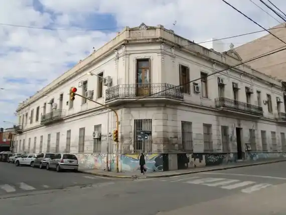 Policía cayó de un techo al intentar rescatar a dos menores en una sede del Copnaf