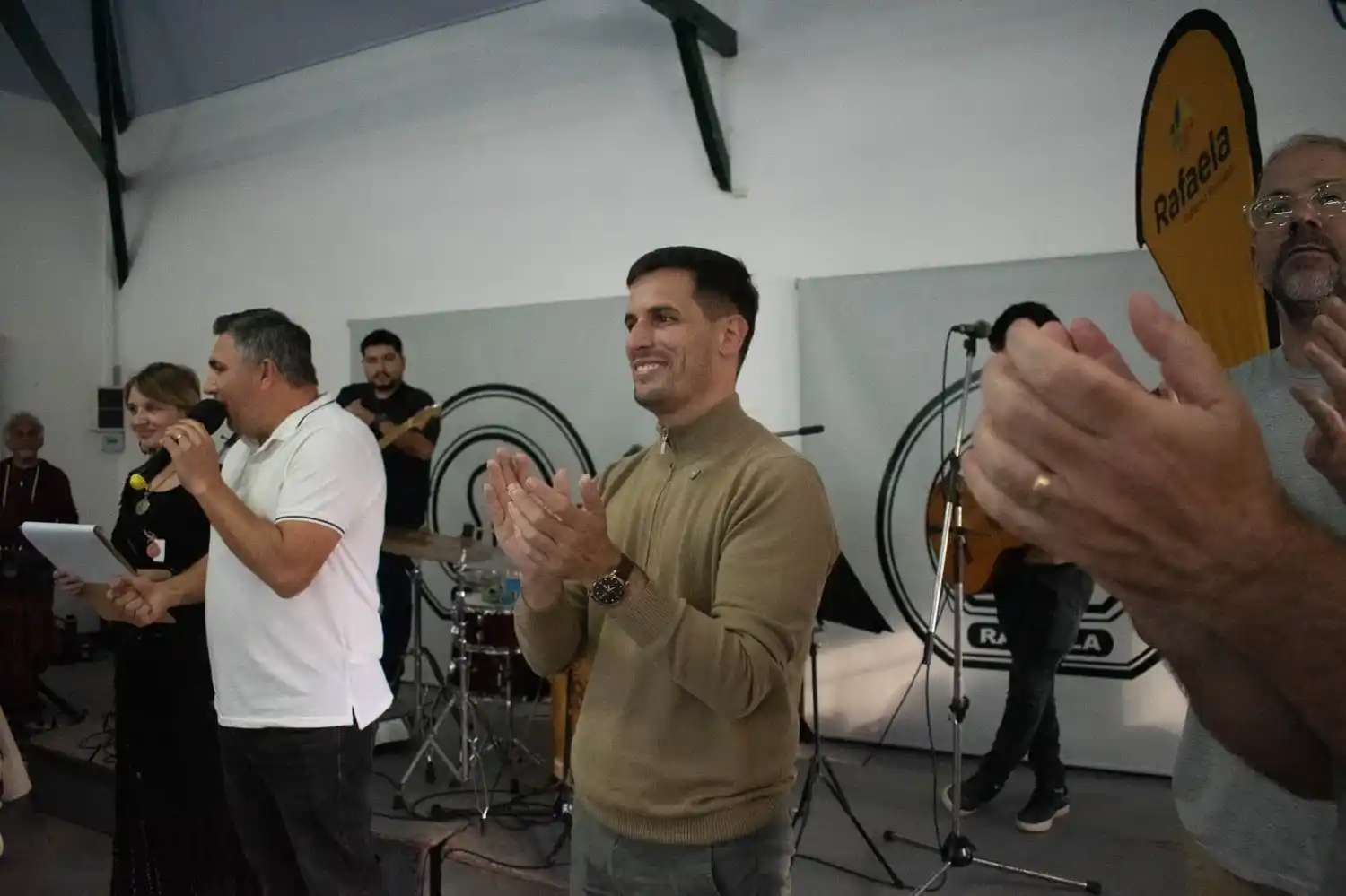 El intendente acompañó la Maratón Solidaria de Tejido para transformar la lana en un abrigo