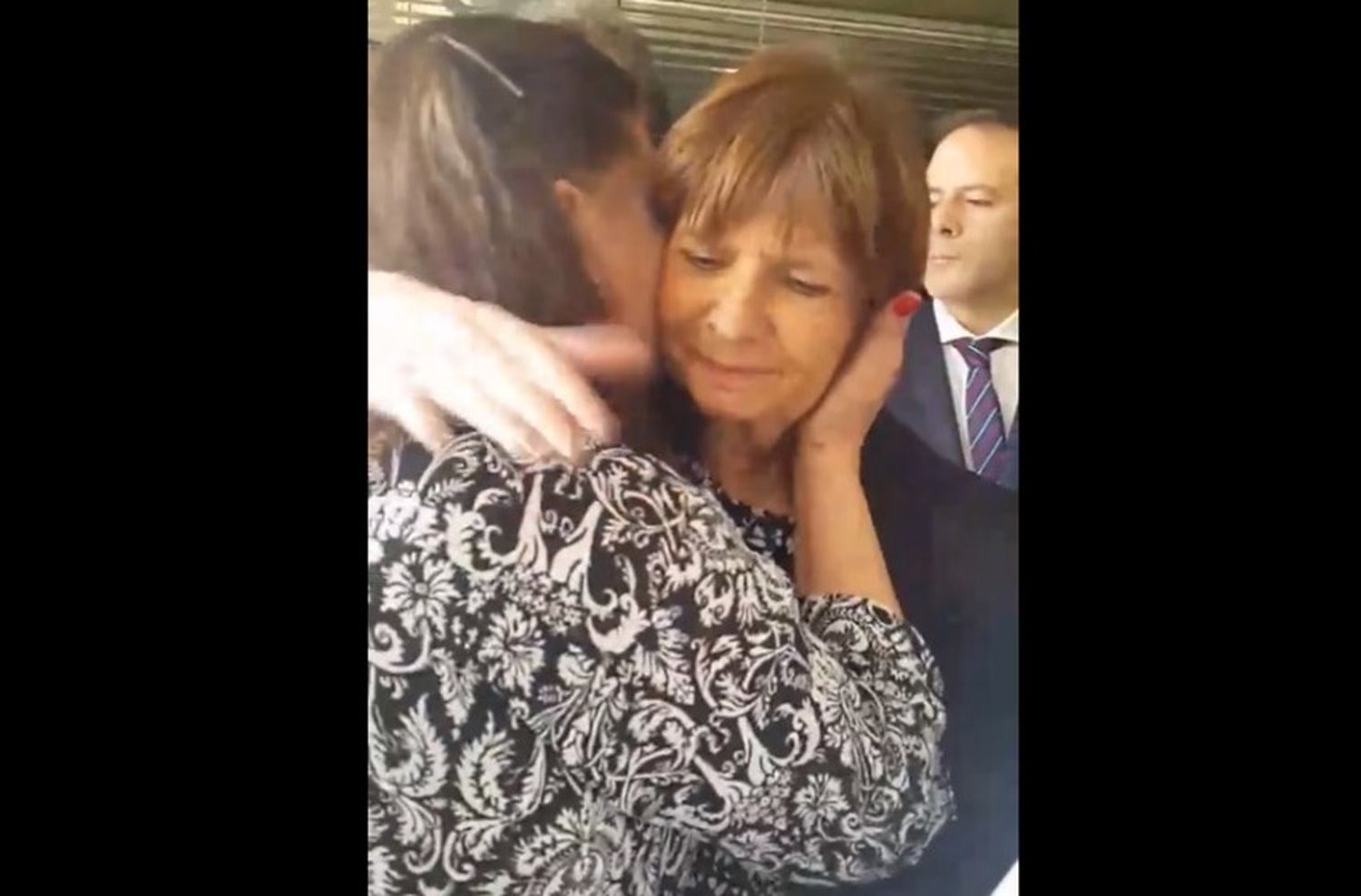 La mamá de Juan Cruz Ibáñez le entregó una carta a Patricia Bullrich en busca de justicia
