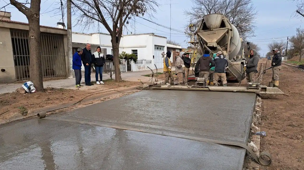 El intendente supervisa el avance de la obra de pavimento.