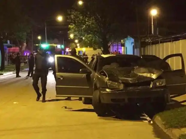 Un delincuente huía de la policía en auto y atropelló y mató a tres personas integrantes de una familia