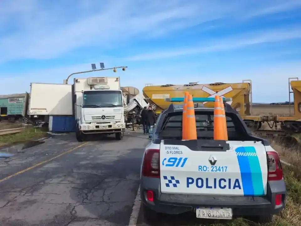 choque camion tren 23 06 26 - 1