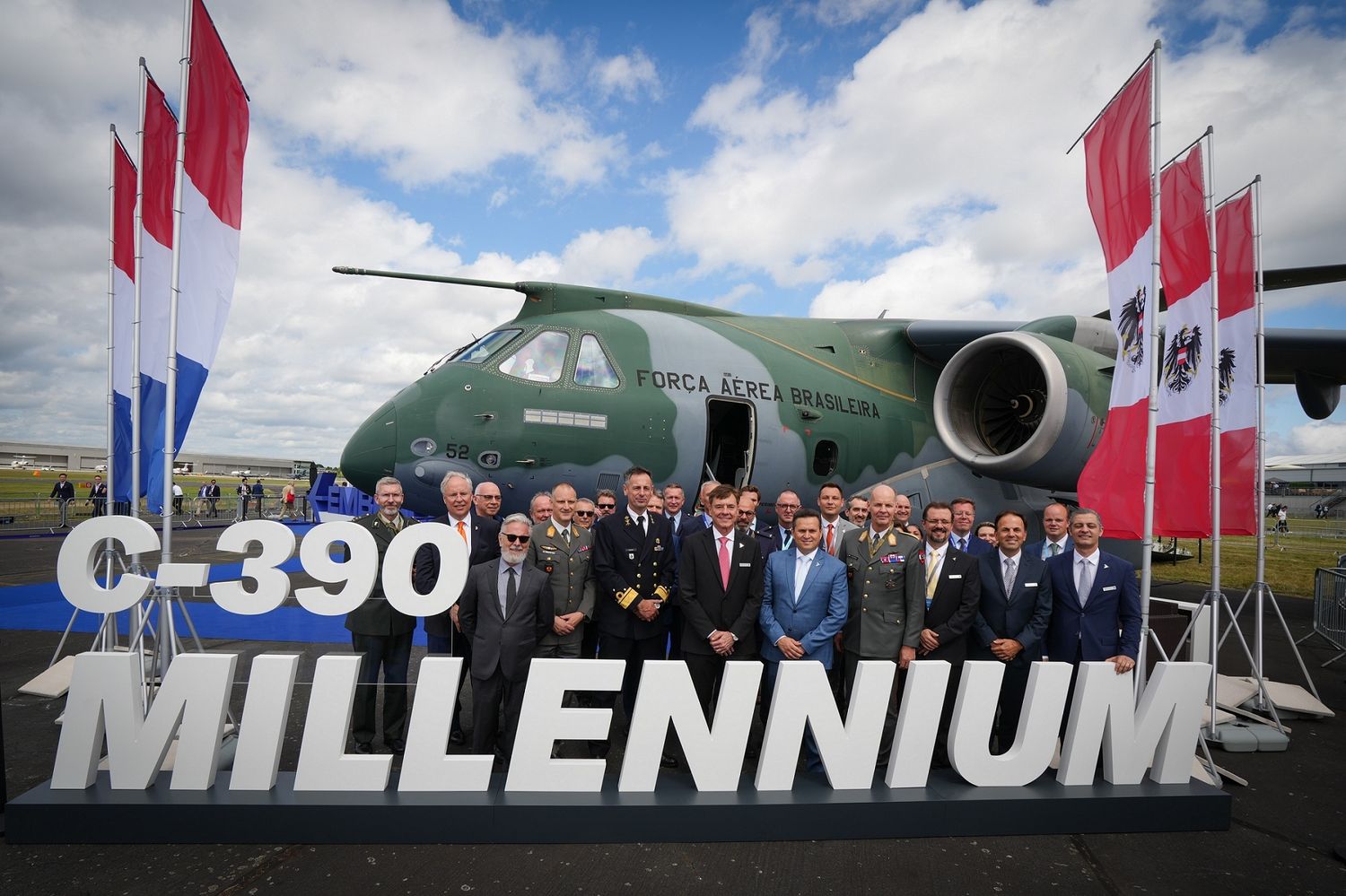 Austria y Países Bajos firman en Farnborough el contrato de compra para nueve aviones Embraer C-390 Millennium