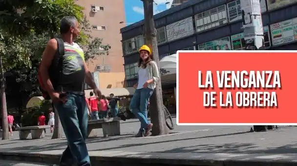La venganza de las mujeres: Vestida de obrera, piropea a los hombres