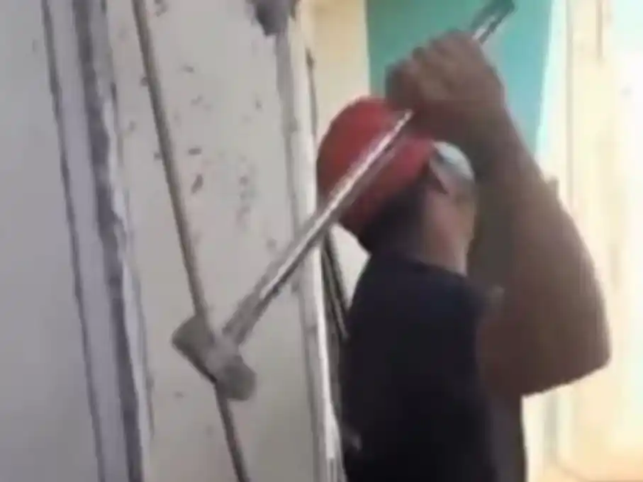 Fernando Rodrigues destruyó una pared en medio de un estallido de bronca. (Video: gentileza G1).