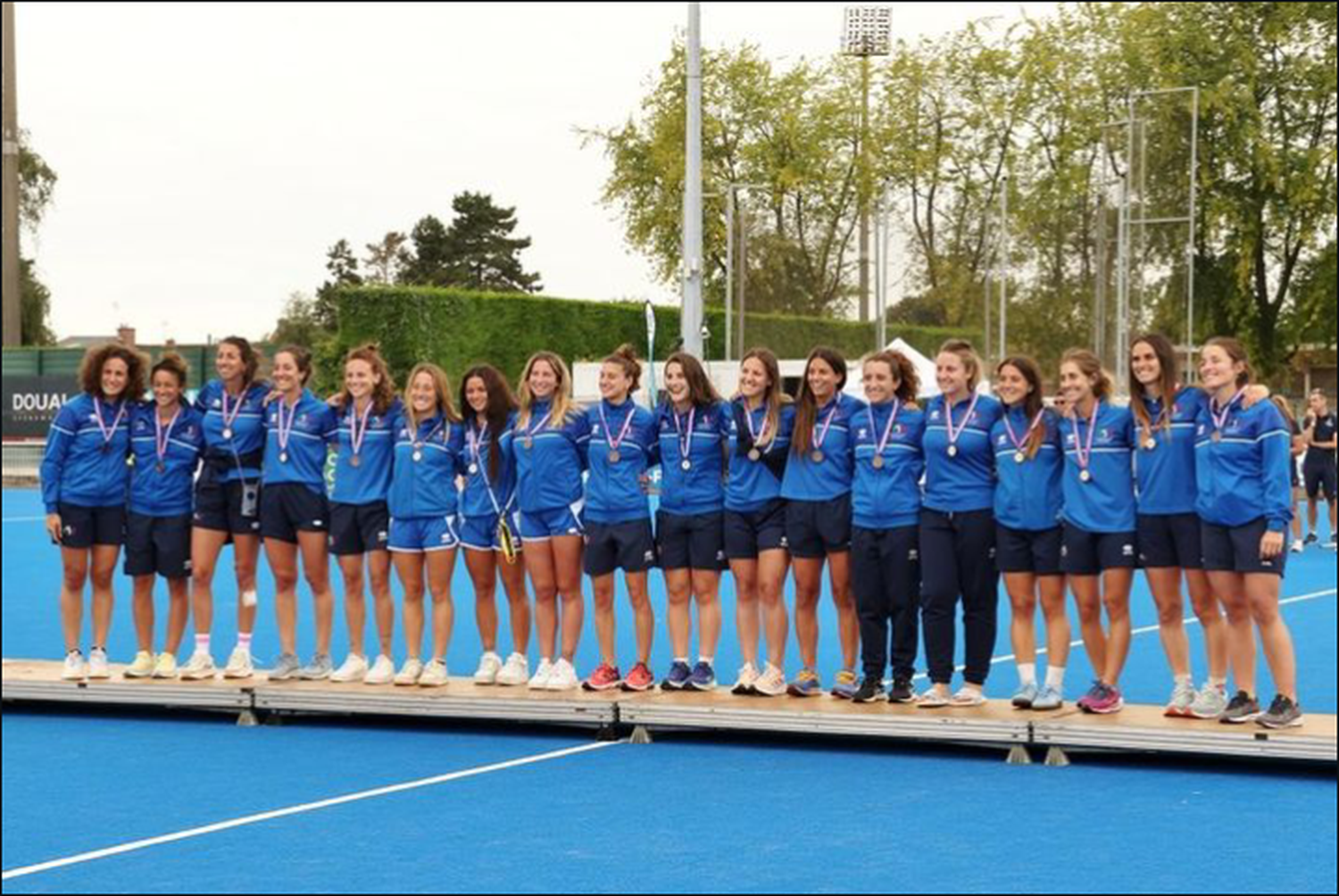 Italia en el podio con la medalla de bronce.