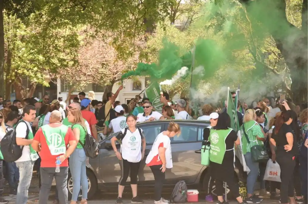 Multitudinaria protesta de trabajadores estatales en la ciudad de Santa Fe