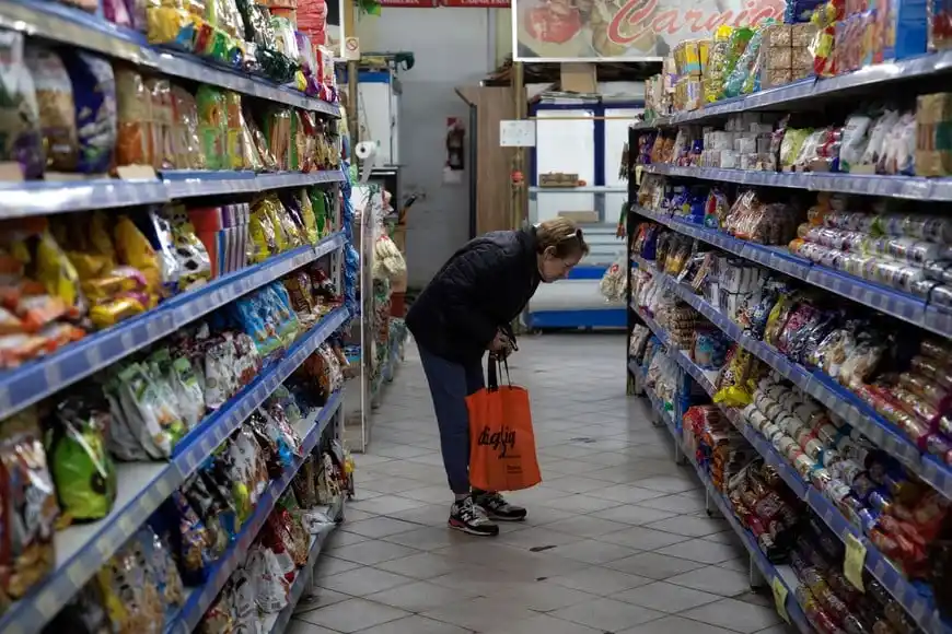 Al consumo le cuesta remontar: siguen cayendo las ventas en los supermercados, según indican las estadísticas del INDEC.