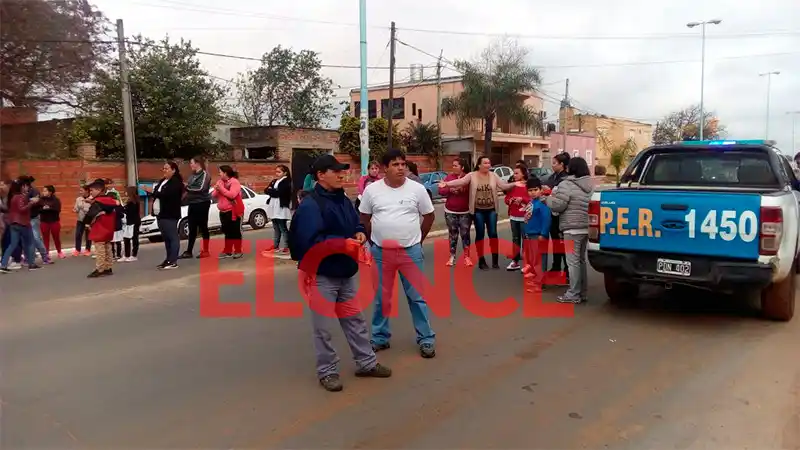 Cortan una calle porque una escuela no expulsó a alumnos acusados de abuso