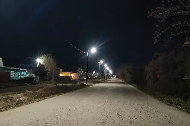 Renovación de las luminarias en el acceso al barrio 30 de Mayo