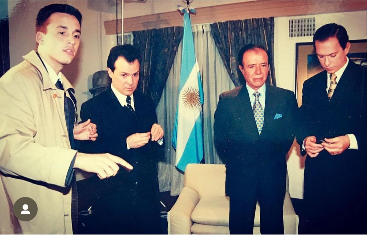 Rodolfo Milesi, en sus días como productor de “A Dos Voces”, junto a figuras clave del periodismo y la política argentina. Detrás de escena, donde también se hace historia.