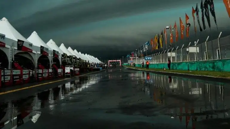 Se inundó el autódromo de Paraná y debieron salvar un auto
