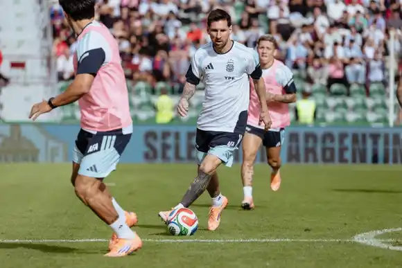 La Selección Argentina protagonizó un entrenamiento abierto en España antes de viajar a África
