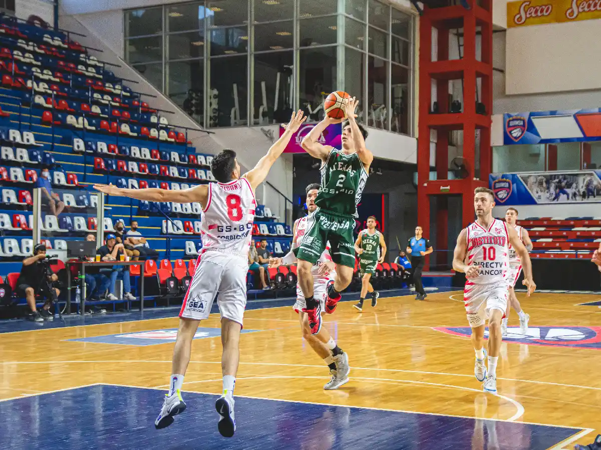 Atenas ganó el clásico de la mano de Araujo