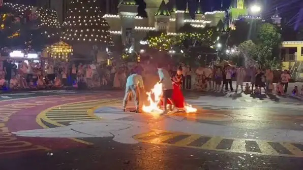 Una bailarina fue hospitalizada tras incendiarse su falda en pleno show.