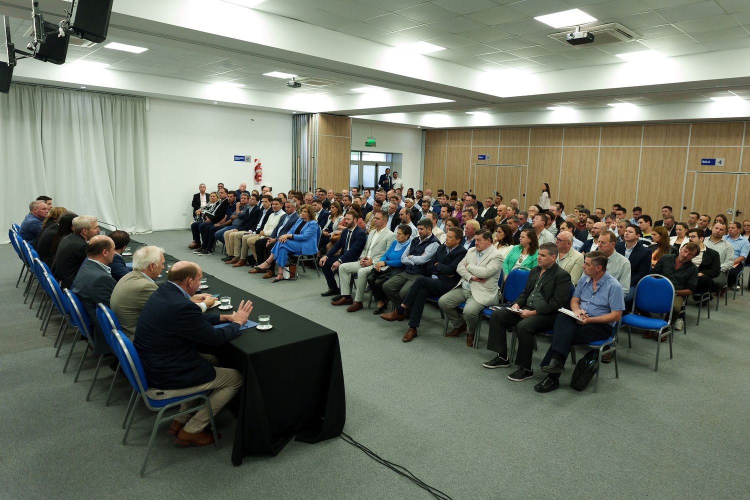 Frigerio y su gabinete se reunió con los intendentes de distintas ciudades