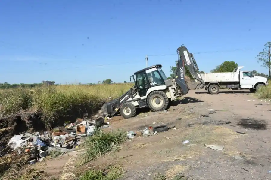 Continúan las tareas de limpieza en caminos rurales