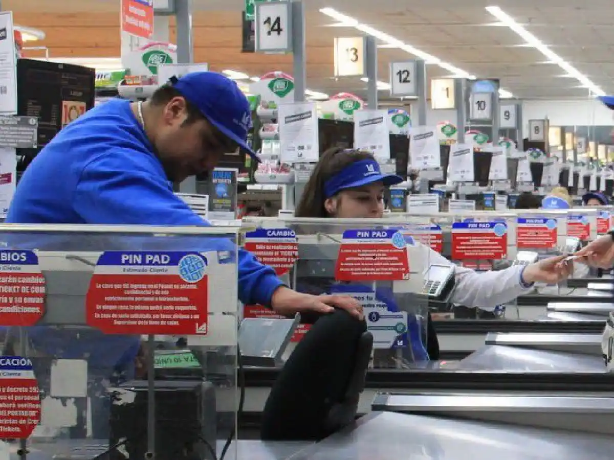 Acuerdan un 30% de aumento salarial para los empleados de Comercio