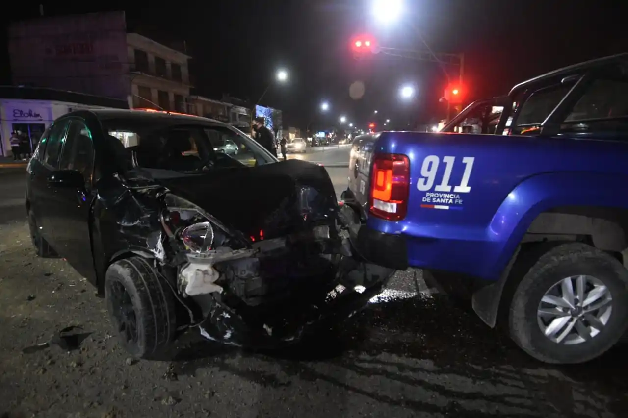Choque entre un patrullero y un auto en Avenida Aristóbulo del Valle