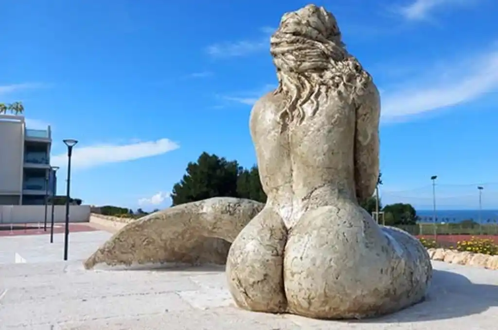 Escándalo en Italia por una escultura de sirena “demasiado voluptuosa”