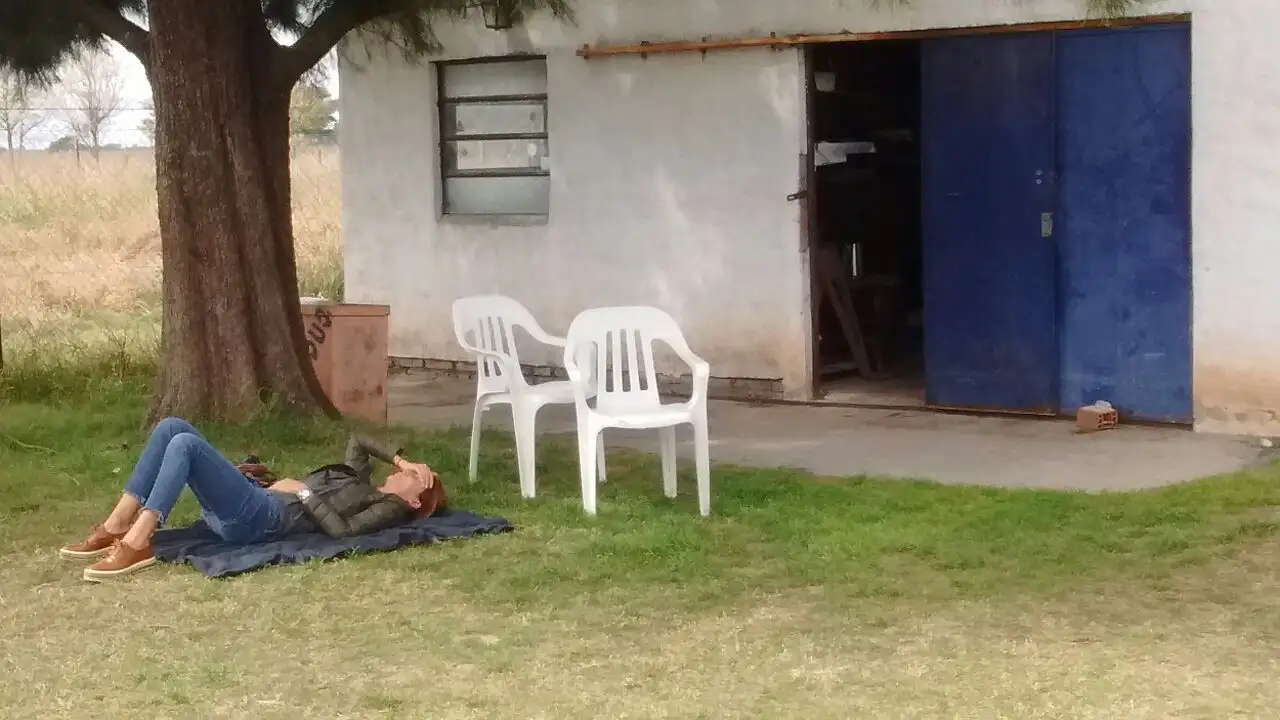 La siesta bajo el árbol de Juliana Awada en un aeropuerto de Santa Fe