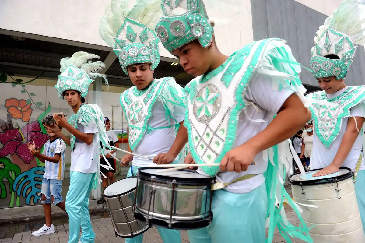 Las Estaciones Municipales cerraron el verano a puro carnaval
