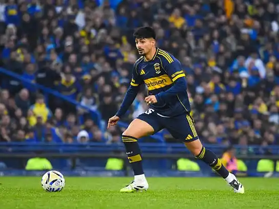 Alarcón ingresa en el mediocampo xeneize.