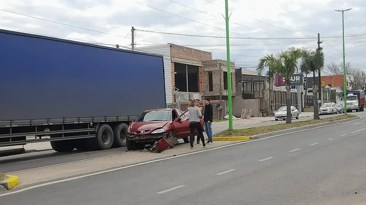 Fuerte choque en el Boulevard Pedro Jurado entre un auto y una camioneta