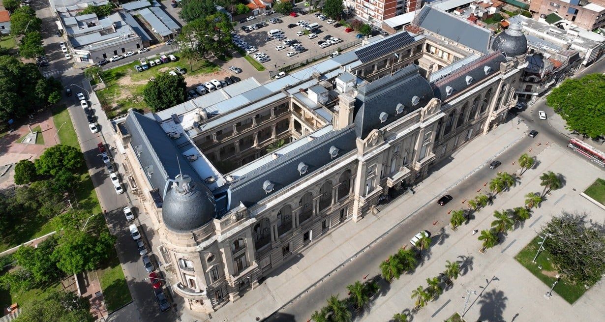 En medio de la crisis económica nacional, el gobierno provincial buscará acordar con los representantes gremiales de ATE y UPCN una propuesta de aumento salarial, acción que todavía no ocurrió como sí lo hizo con el sector docente. Foto: Fernando Nicola (dron).