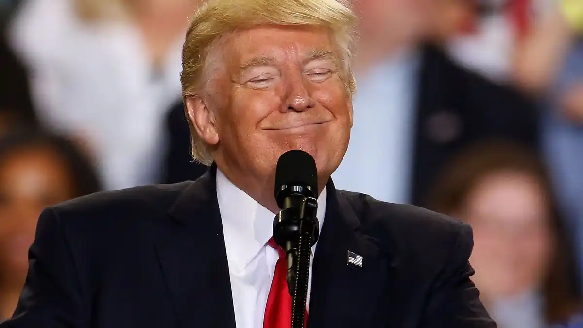 TRUMP VUELVE a lo SUYO: llama «LUNÁTICA» a KAMALA HARRIS en el primer mitin luego de la renuncia de Biden