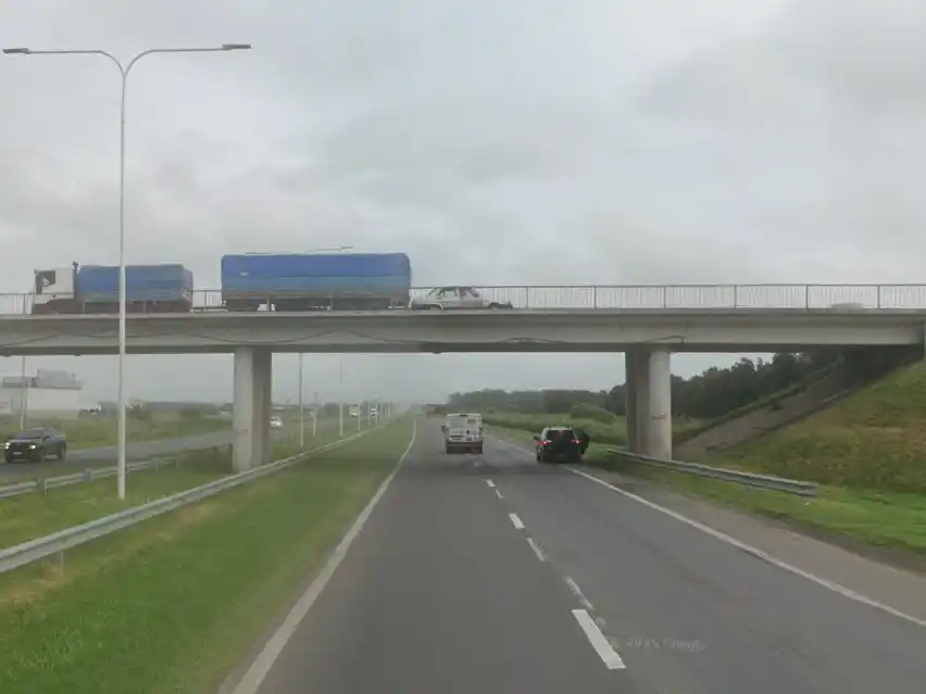 Un camión volcó en la autopista Rosario–Santa Fe y generó un corte total a la altura de San Lorenzo