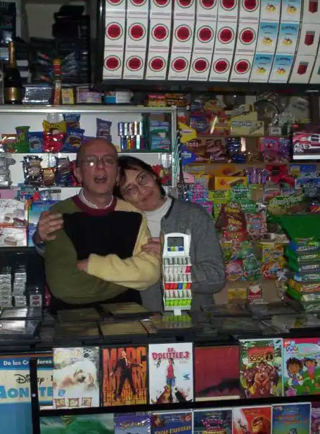 Beto Ronconi junto a Fabiana Heinrich en el multirubro Pinocho-