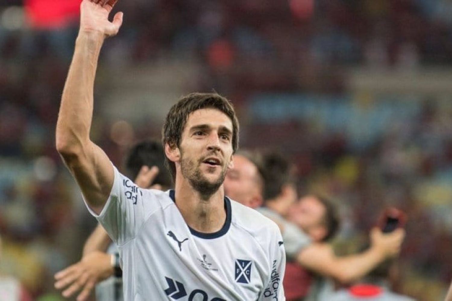 Albertengo con la camiseta de Independiente, tras vencer a Flamengo y obtener su único título en su carrera (Sudamericana 2017)