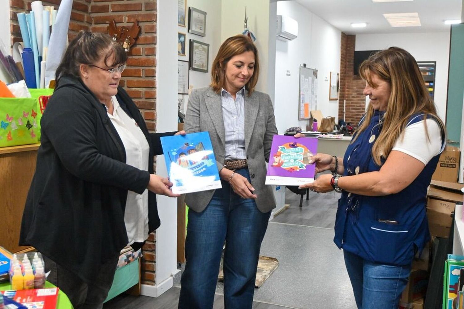 Escuelas de las ciudades de Santa Fe y Rosario recibieron 300 kits con útiles escolares