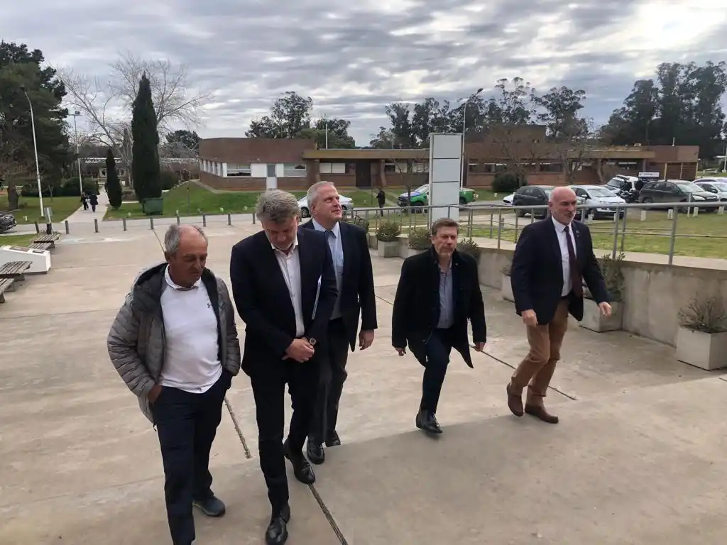 Perczyk, junto al rector Marcelo Aba y autoridades del Pladema.