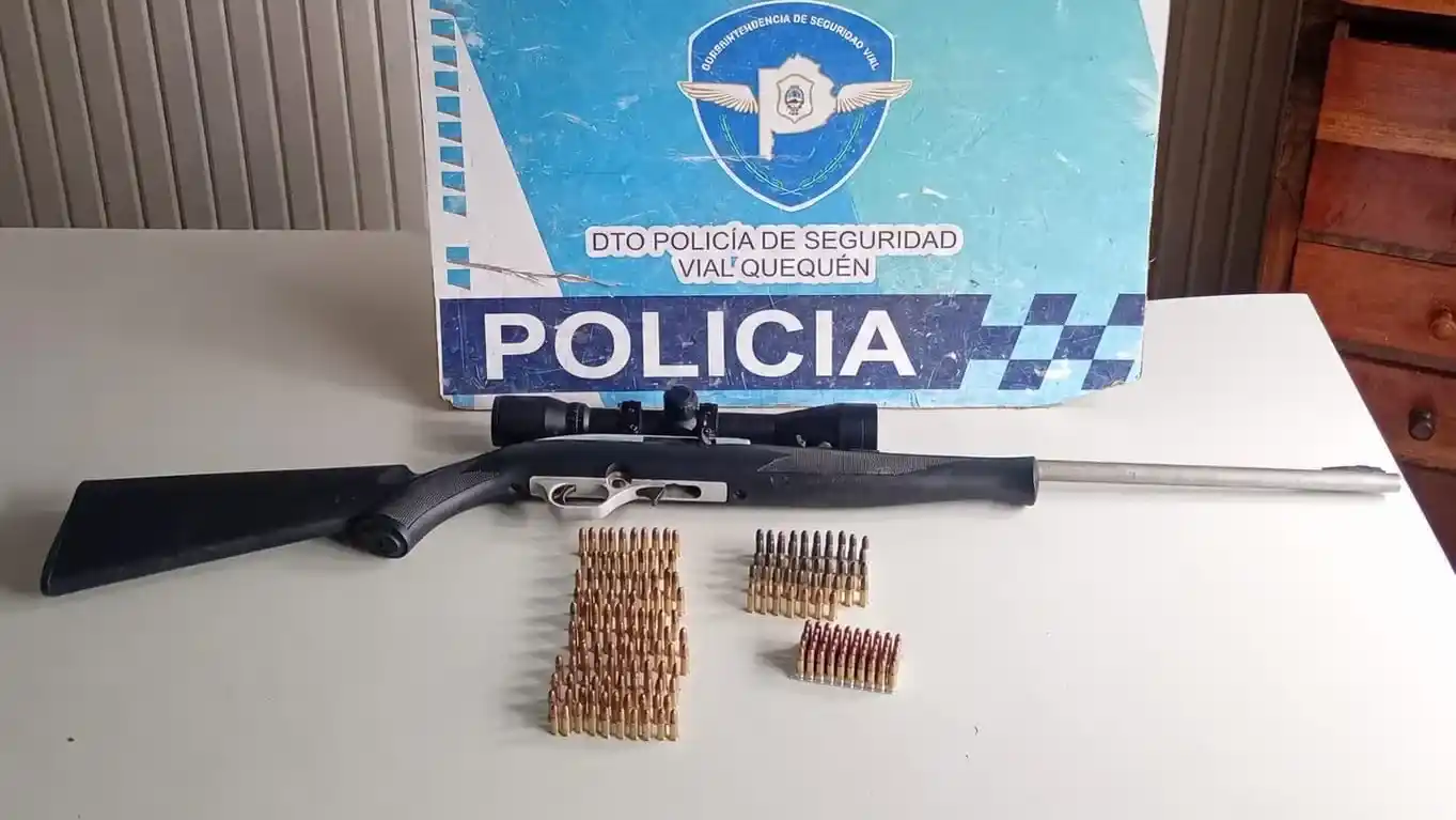 El arma larga con mira telescópica y las municiones, fueron secuestradas por los policías