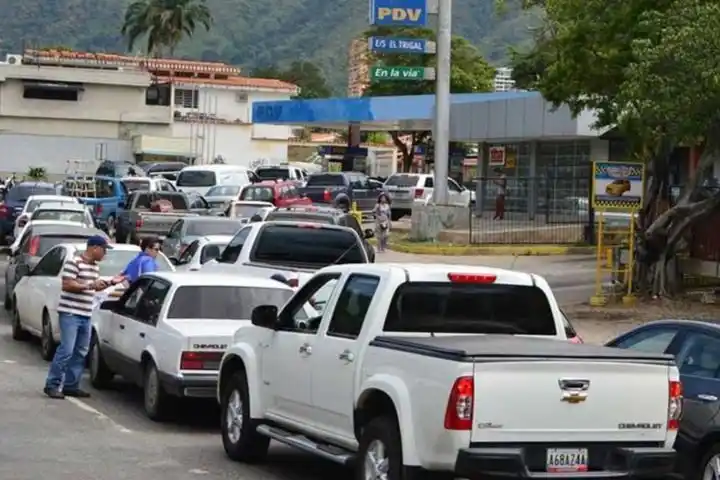 REFINERÍAS A MEDIA MÁQUINA: Venezuela dependerá todo el 2021 de gasolina importada, según expertos