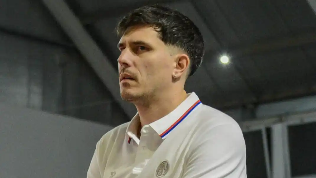 Manuel Quiroga, el entrenador necochense de voley de San Lorenzo