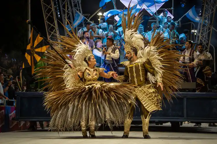 Cielo Pereyra y Felipe Bon, los portabanderas de Ará Yeví que unifican la pasión por el folclore y el Carnaval