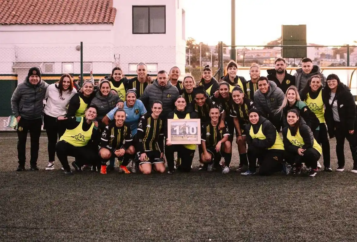 Las jugadoras entregando la distinción a Lucero Aquino (FOTO: Aldosivi)