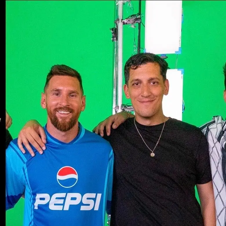 Con el ídolo. Lionel Messi tras la filmación de la publicidad de Pepsi con la que logró el máximo reconocimiento creativo
